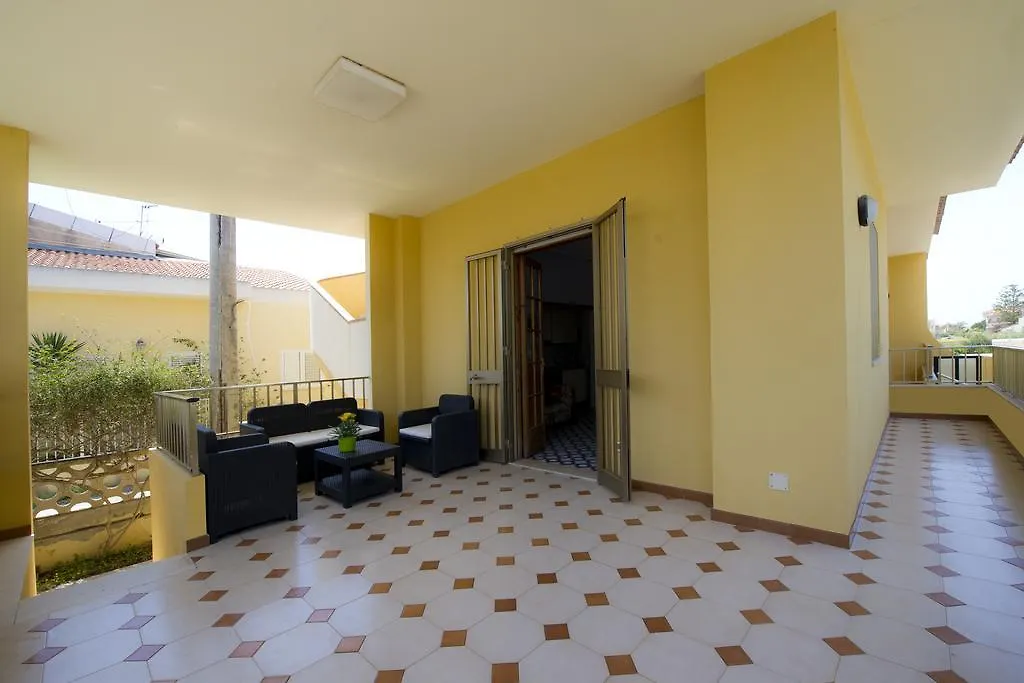 سانتا كروتْشّي كاميرينا B&B Fiori Gialli Caucana 0*, سانتا كروتْشّي كاميرينا إيطاليا