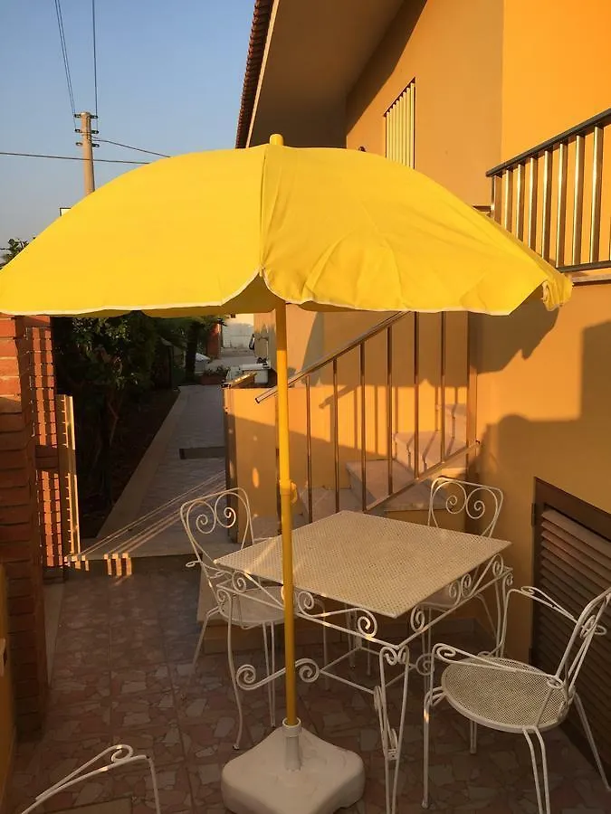 سانتا كروتْشّي كاميرينا B&B Fiori Gialli Caucana 0*, سانتا كروتْشّي كاميرينا إيطاليا